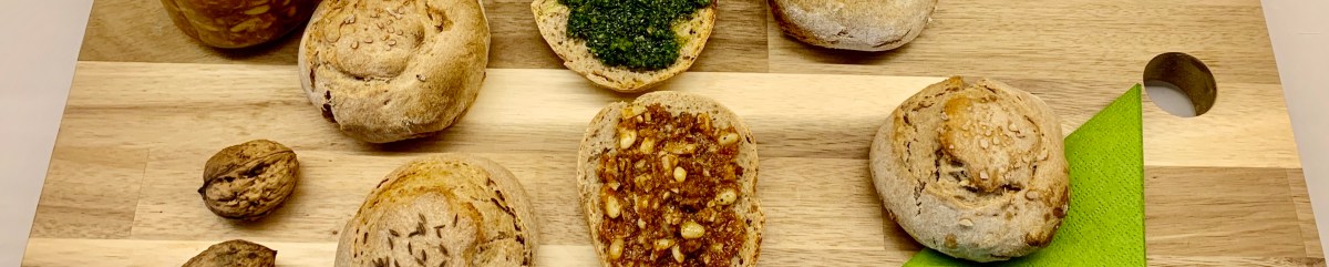 Walnuss-Weckerl mit Tomaten-Pesto