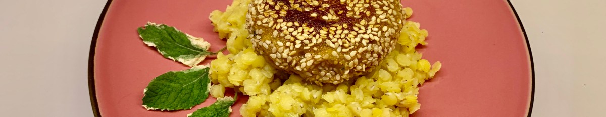 Süßkartoffel Falafel auf gelben&nbsp;Linsen