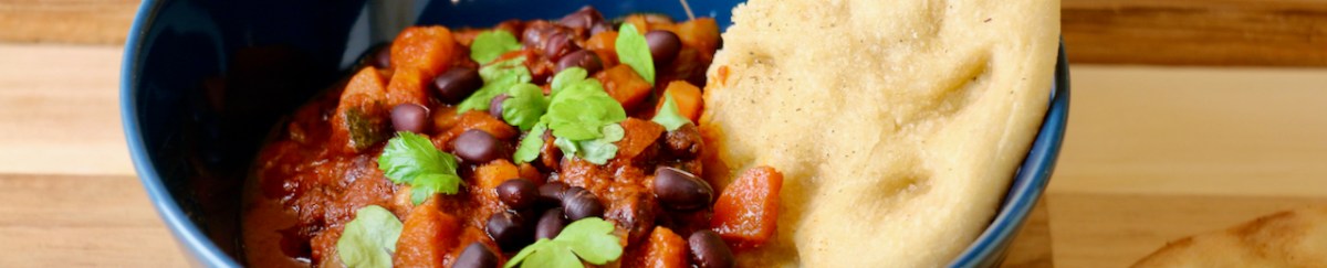 Adzuki-Bohnen-Gulasch mit Knoblauch-Naan-Brot
