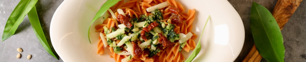 Rote Linsen-Nudeln mit&nbsp;Bärlauch-Pesto