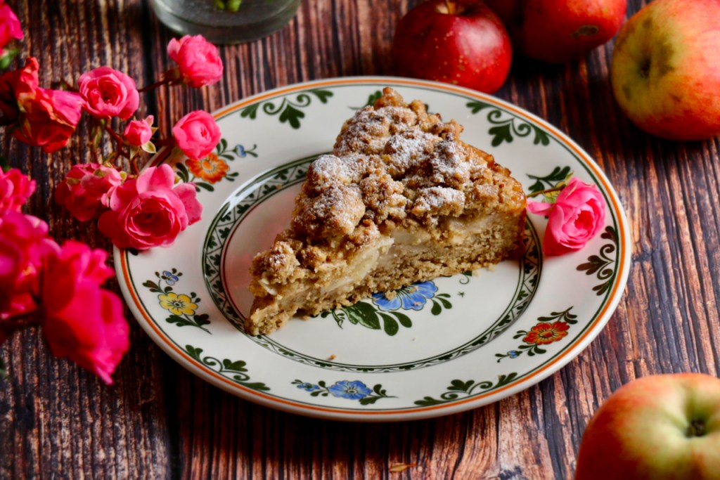 Karamell-Apfelkuchen mit knusprigen Streuseln und saftiger Zimt-Apfelfüllung aus der Springform