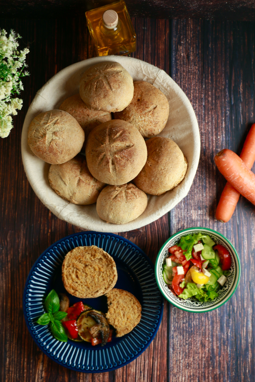 Karottenweckerl mit Koriander, Kümmel und Bertram 