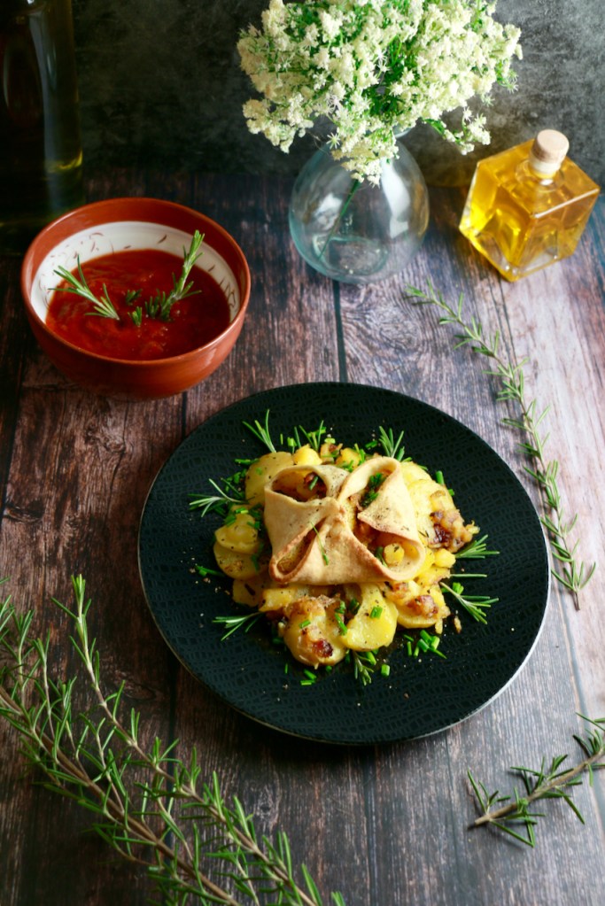 Erdäpfel Golatschen mit Tomaten-Rosmarin Sauce – Gorgeous Beans