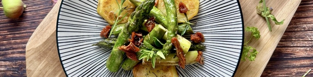 Gebratener Spargel mit getrockneten Tomaten und knusprigen&nbsp;Kartoffeln