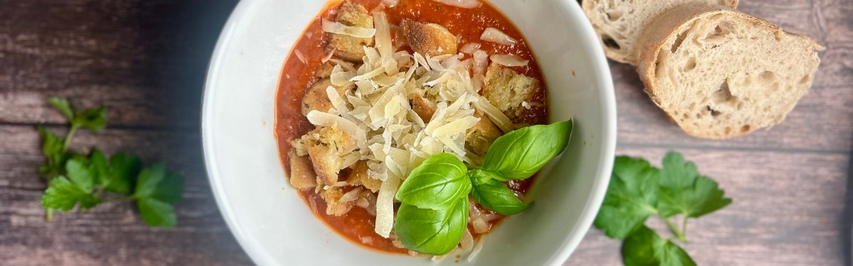 Toskanische Tomatensuppe mit geröstetem Brot und&nbsp;Parmesan