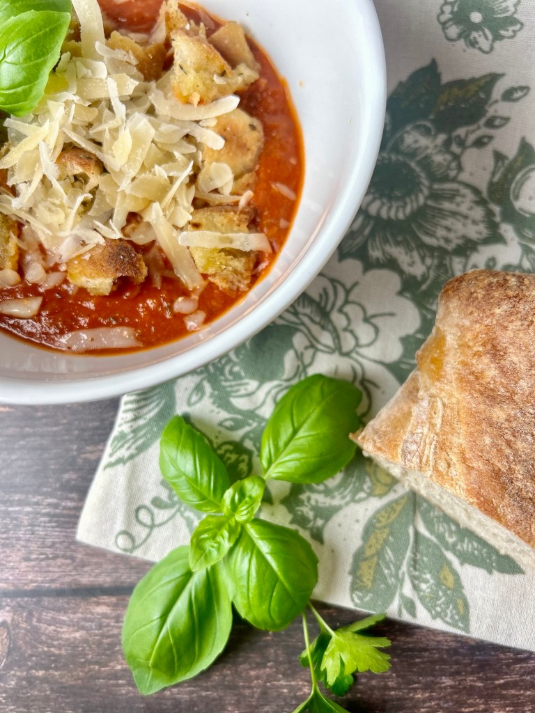 Toskanische Tomatensuppe mit geröstetem Brot und Parmesan