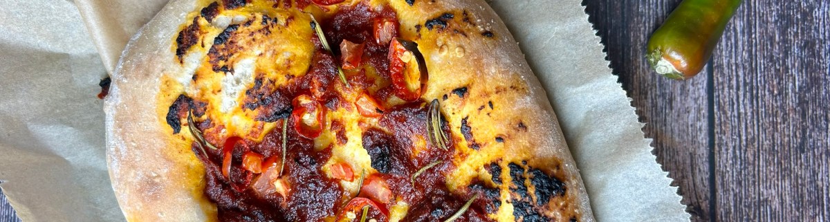 Fladenbrot mit würziger Tomaten-Curry-Paste, Rosmarin und&nbsp;Chili