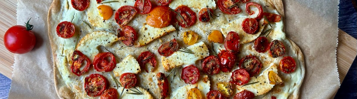 Flammkuchen mit Ziegenkäse, Tomaten und&nbsp;Rosmarin