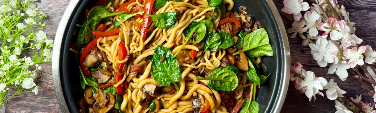 Gebratene Udon Nudeln mit Paprika, Pilzen &&nbsp;Miso