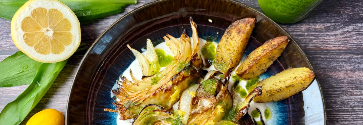 Geröstete Krautspalten mit Bärlauchöl und Feta-Zitronen-Creme