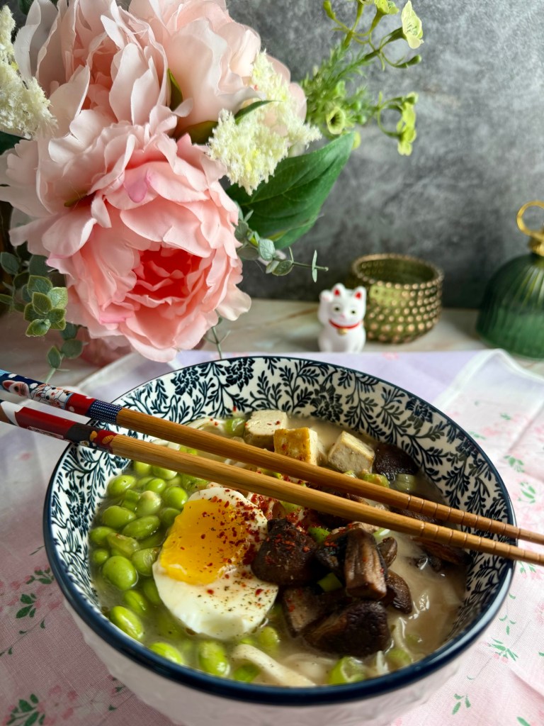 Spicy Miso Ramen mit cremiger orange-roter Brühe, Ramen-Nudeln, gebratenem Tofu, Pilzen und Frühlingszwiebeln