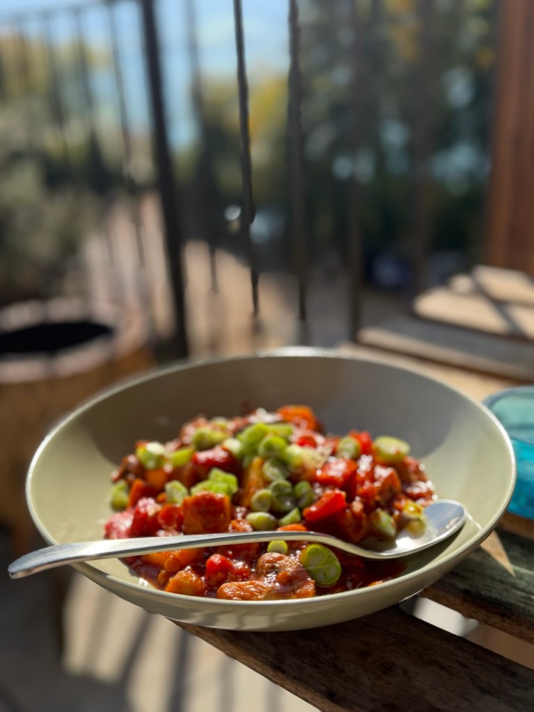 Vegetarisches Gemüsegulasch aus dem Dutch Oven mit Kartoffeln, Champignons, Paprika und roten Linsen