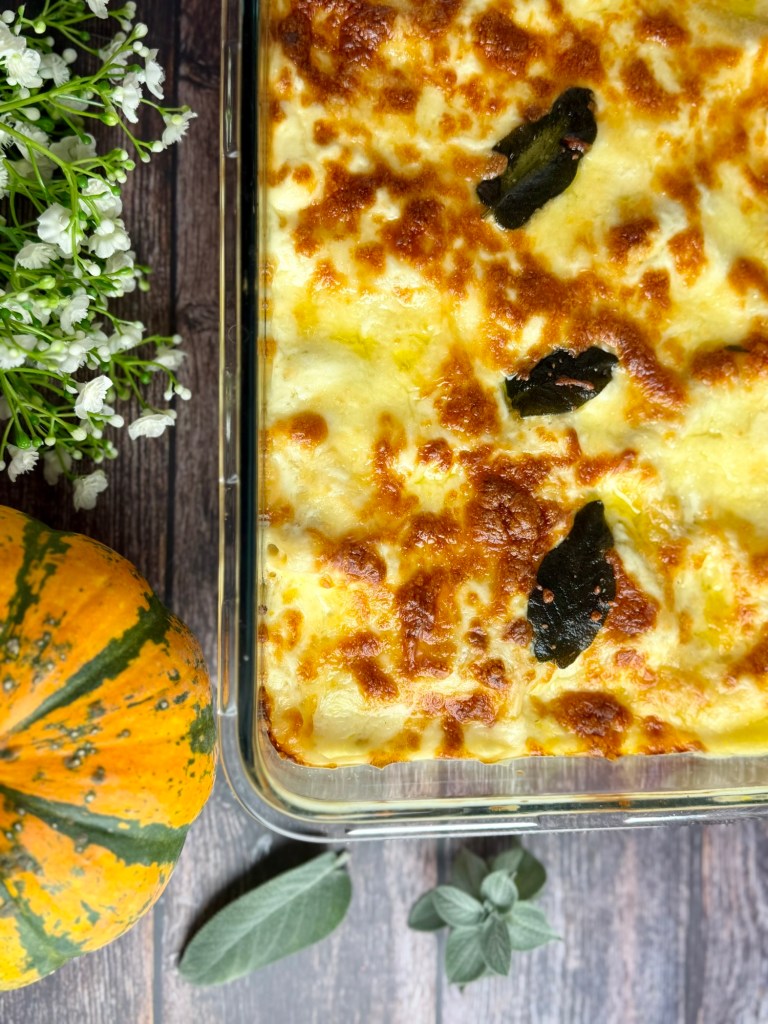 Cremige Kürbis-Ricotta-Lasagne mit geröstetem Hokkaido, Salbei und goldbrauner Käsekruste