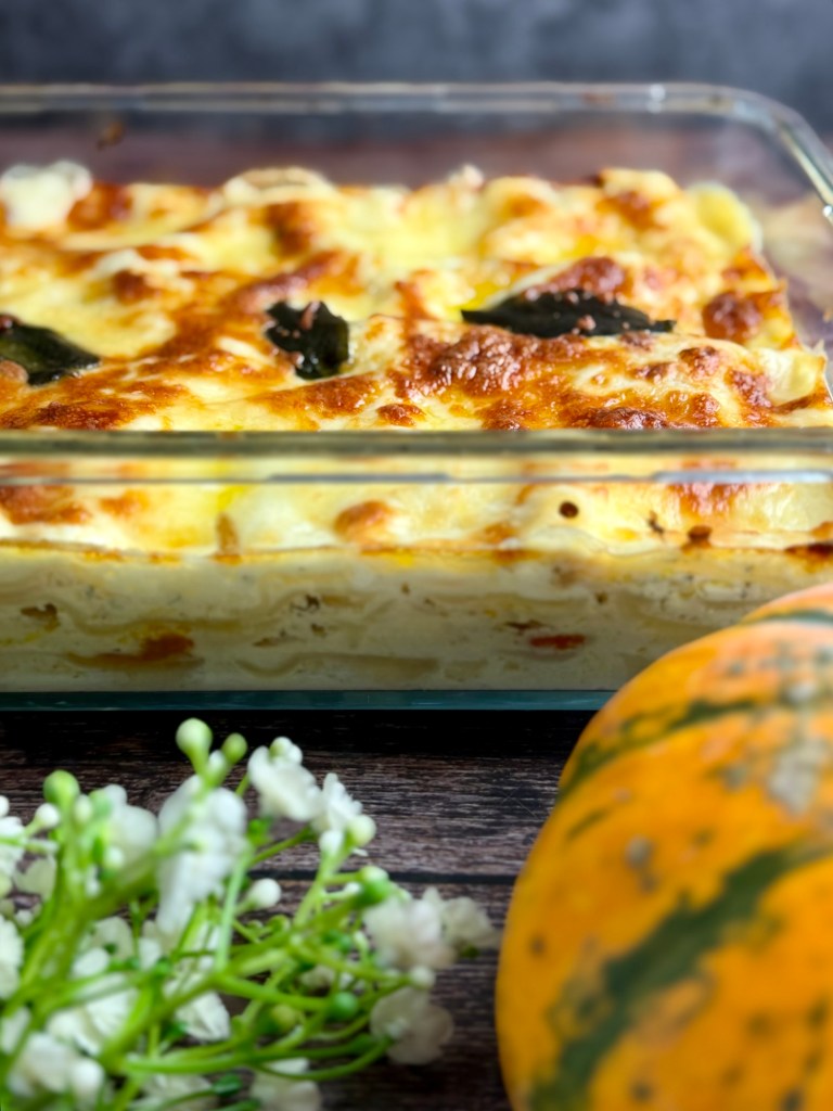 Diese vegetarische Kürbislasagne mit Hokkaido, Ricotta und Salbei ist herrlich cremig und wunderbar würzig. Ein einfaches Herbstrezept mit geröstetem Kürbis, Béchamelsauce und goldbrauner Käsekruste.